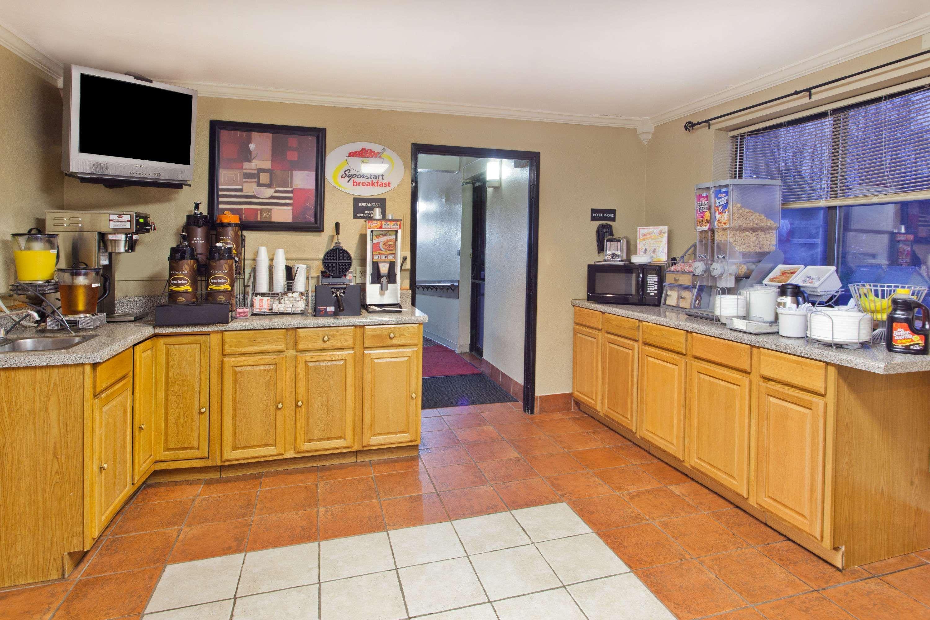 Super 8 By Wyndham Hotel 2*